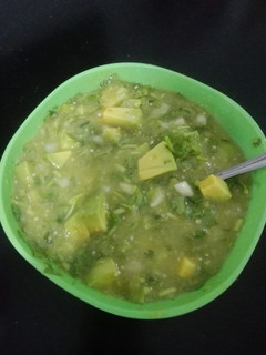 Una foto de Salsa verde taquera con aguacate