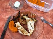 Una foto de pechugas de pollo al horno