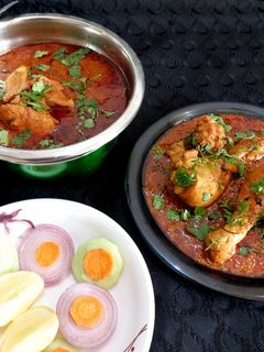 चिकन करी (chicken curry recipe in marathi) रेसिपी चे मुख्य फोटो