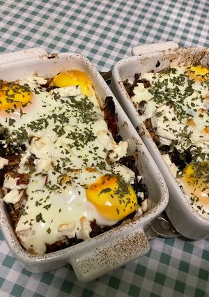 Une photo de Œufs au four, tomates, champignons et feta