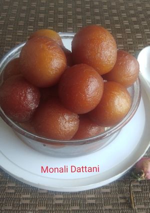 सूजी के गुलाब जामून (sooji ke gulab jamun recipe in Hindi) रेसिपी मुख्य फोटो