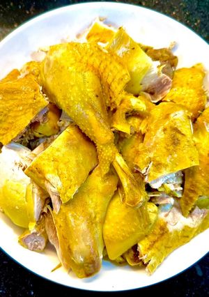 Hình của món Gà ủ thảo mộc.
