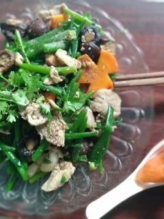 Hình của món Bông hẹ xào thịt nấm đông cô.