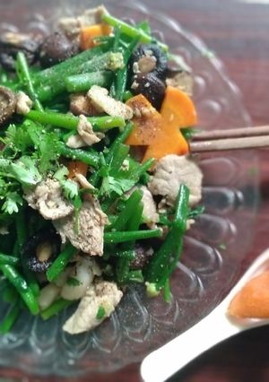 Hình của món Bông hẹ xào thịt nấm đông cô.