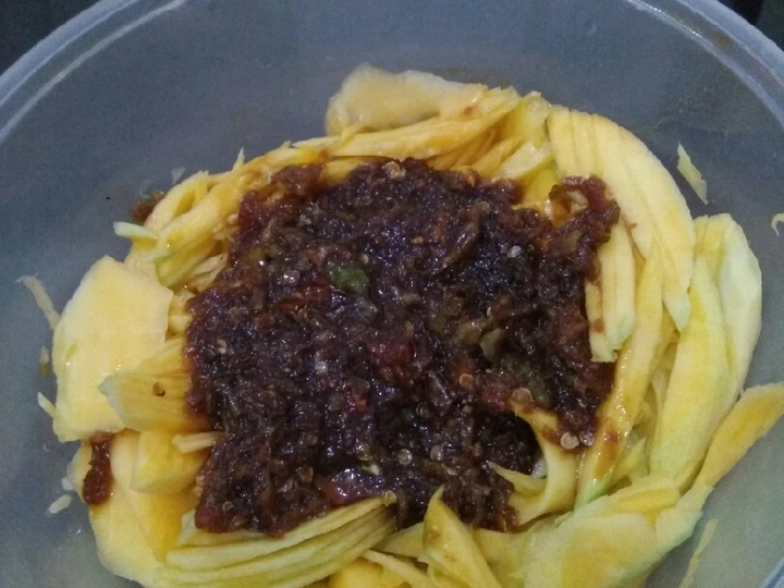 Cara Mudah Membikin Resep Rujak mangga petis(pedes)#BikinRamadanBerkesan yang Bisa Manjain Lidah Anti Ribet, Uenak Banget