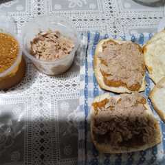 Una foto de Sándwiches calientes con salsa de maní y atún