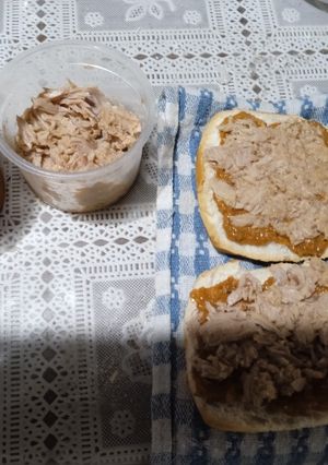 Una foto de Sándwiches calientes con salsa de maní y atún