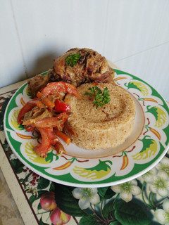 Una foto de Arroz con pollo asado y verdura