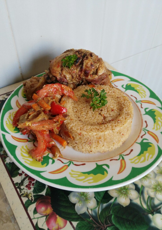 Una foto de Arroz con pollo asado y verdura