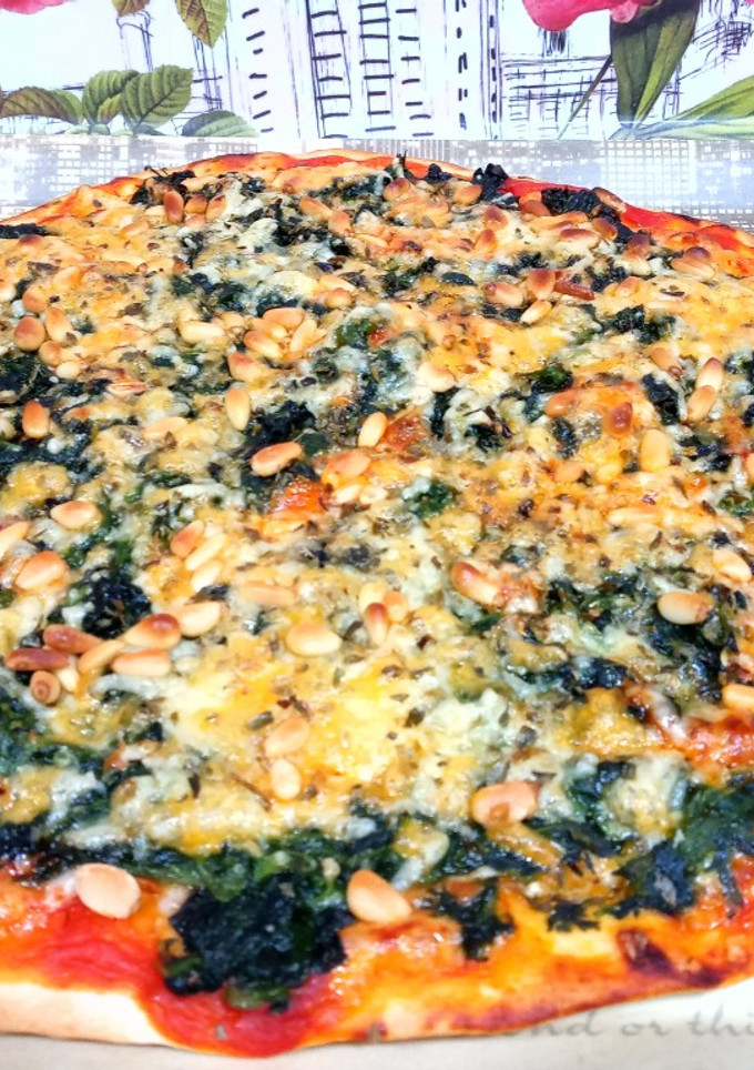 Una foto de Pizza de espinacas y queso con piñones