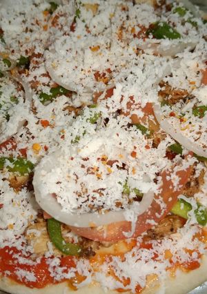 A picture of Chicken Tikka Pizza.