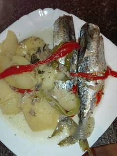 Una foto de Caballas con patatas y pimientos en papillote