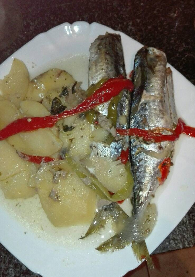 Una foto de Caballas con patatas y pimientos en papillote