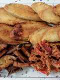 Acedias fritas con berenjenas y pimientos en tempura