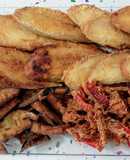 Acedias fritas con berenjenas y pimientos en tempura