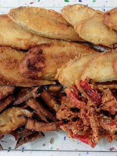 Una foto de Acedias fritas con berenjenas y pimientos en tempura