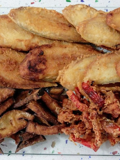 Una foto de Acedias fritas con berenjenas y pimientos en tempura