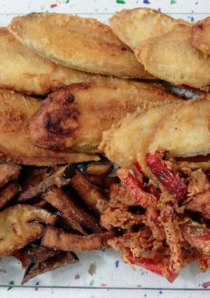 Una foto de Acedias fritas con berenjenas y pimientos en tempura