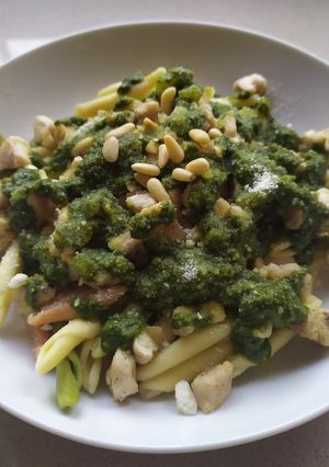 Una foto de Fusilli con pollo al pesto