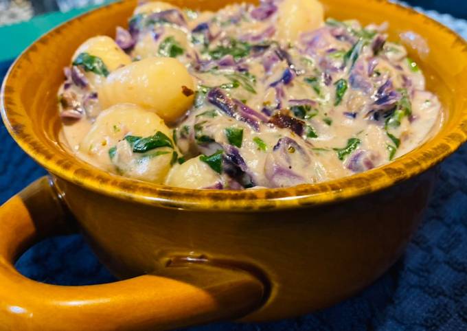 Cheesy spinach cabbage gnocchi soup