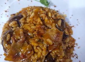 Una foto de Arroz mantecoso de gochujang y papada ibérica con portobellos