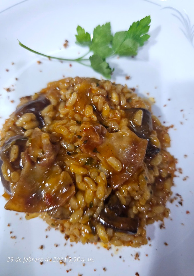 Una foto de Arroz mantecoso de gochujang y papada ibérica con portobellos