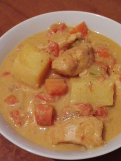 Una foto de Pollo al curry con patatas
