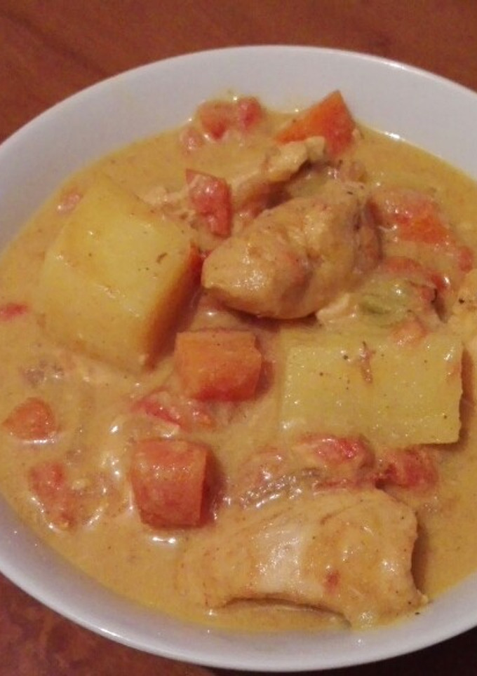 Una foto de Pollo al curry con patatas