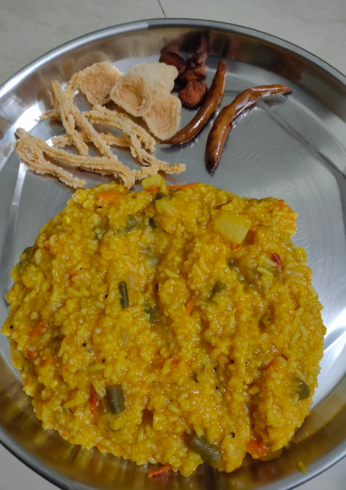 மண மணக்கும் சாம்பார் சாதம் (Sambar saatham recipe in tamil) செய்முறை முக்கிய புகைப்படம்