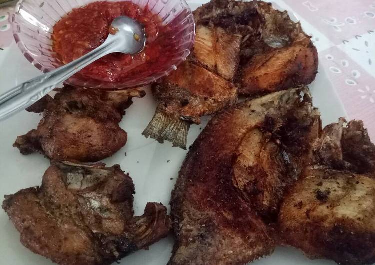 Ikan goreng nila + ayam goreng sambel pedas
