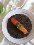 Salmone caramellato su insalata di lenticchie beluga