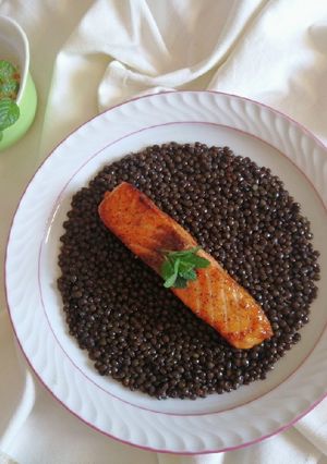 Foto di Salmone caramellato su insalata di lenticchie beluga