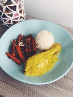 Una foto de Pollo al curry con arroz jasmín 🇮🇳
