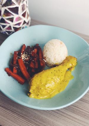 Una foto de Pollo al curry con arroz jasmín 🇮🇳