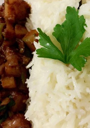 صورة لوصفة رز أبيض مع صوص البطاطا و الباذنجان الناشفة على طريقتي