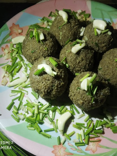 લીલા લસણ ના લાડવા (Lila Lasan Ladva Recipe In Gujarati) રેસીપી મુખ્ય ફોટો
