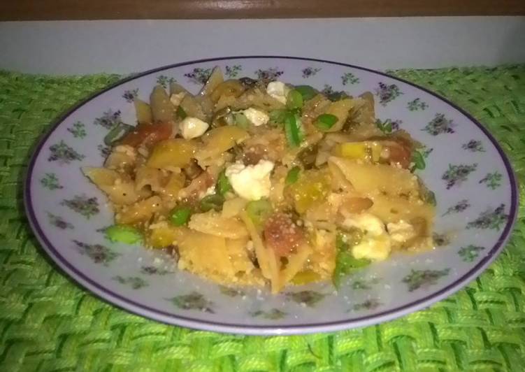 Macarrão com Abobrinha, tomate e queijo fresco