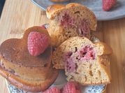 Une photo de yaourt framboises