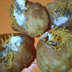 A picture of Chatpate gol gappe.