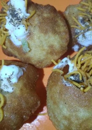 A picture of Chatpate gol gappe.