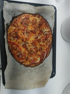 Una foto de Pizza con base de coliflor