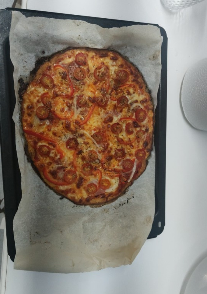 Una foto de Pizza con base de coliflor