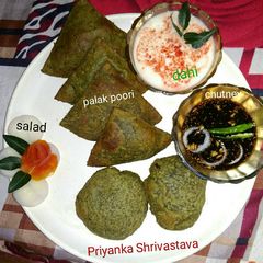 A picture of Palak poori with khatti mithi chutney.