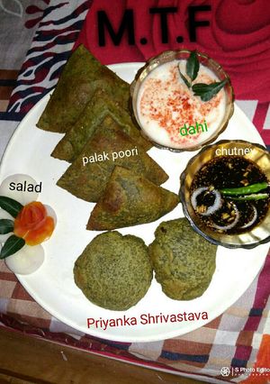 A picture of Palak poori with khatti mithi chutney.