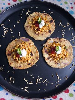 दही मसाला मिनी पराठा चाट(dahi masala mini paratha chhat recipe in hindi) रेसिपी मुख्य फोटो