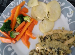 Una foto de Pollo con Rajas poblanas y guarniciones (light)