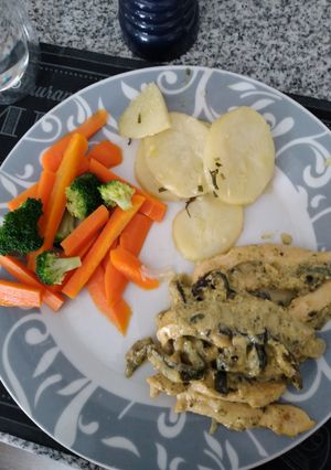 Una foto de Pollo con Rajas poblanas y guarniciones (light)