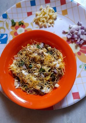 A picture of Soybean Black Chickpeas Ghugni Chat.