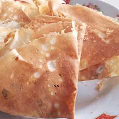 A picture of Leker atau Crepes Teplon isi Coklat Keju.