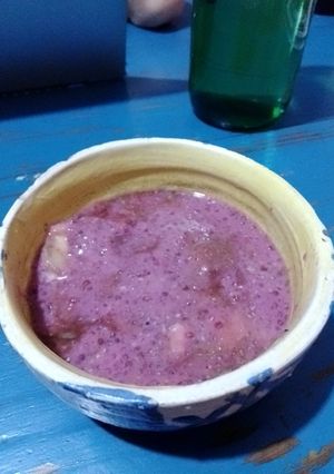 Una foto de Pudding de remolacha y frutillas
